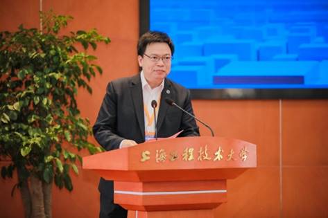 说明:男人站在电视前  描述已自动生成