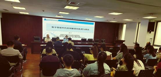 说明:会议室里的人们 描述已自动生成